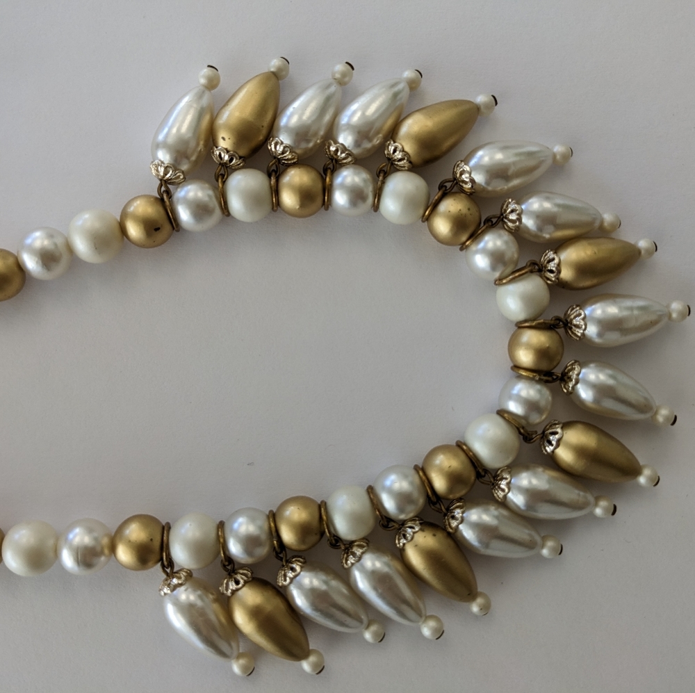 VTG JAPAN SIGNED GOLD TONE & FAUX PEARL HEAVYWEIGHT NECKLACE - Picture 3 of 10